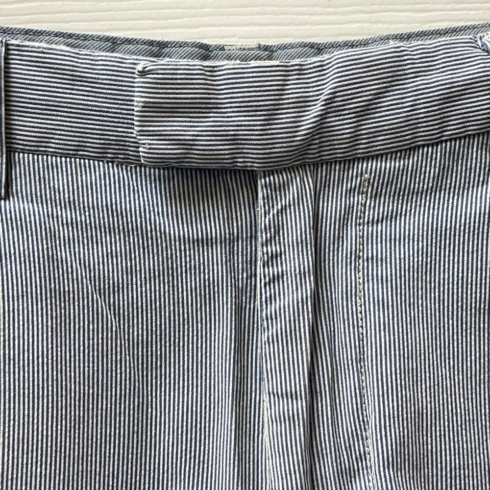 Banana Republic Men's Size 32 Seersucker Blue/White Belted Back Hidden‎ Closure